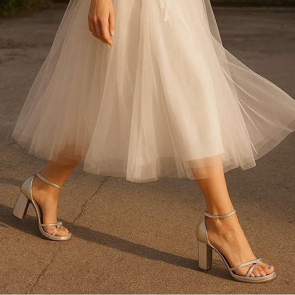 Pelle Moda Metallic Silver Platform Block Heel Suede Sandals – Size 7.5 NWT - Picture 1 of 12